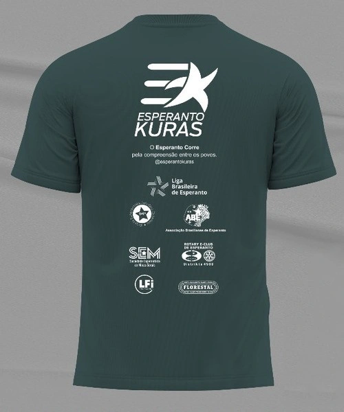 Costas da camiseta. Verde escura com detalhes brancos. No topo, em letra menor, o texto "O Esperanto corre". Logo abaixo, a mesma estrela com rastros presente na frente e o mesmo texto "Esperanto Kuras". Na base, empilhadas, os logos da Liga Brasileira de Esperanto, da Associação Bahiana de Esperanto, da Sociedade Esperantista de Minas Gerais e da LFI Propaganda.