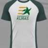 Frente da camiseta. Branca com laterais, mangas e gola verde-escuras. No peito, uma estrela verde correndo e deixando um rastro formado por três listras amarelas no topo, no meio e na base da estrela. logo abaixo o texto "Esperanto Kuras".