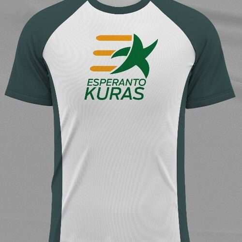 Frente da camiseta. Branca com laterais, mangas e gola verde-escuras. No peito, uma estrela verde correndo e deixando um rastro formado por três listras amarelas no topo, no meio e na base da estrela. logo abaixo o texto "Esperanto Kuras".