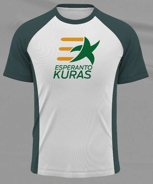 Frente da camiseta. Branca com laterais, mangas e gola verde-escuras. No peito, uma estrela verde correndo e deixando um rastro formado por três listras amarelas no topo, no meio e na base da estrela. logo abaixo o texto "Esperanto Kuras".